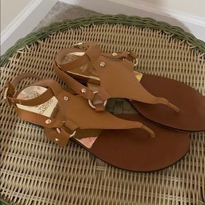 Cute Vince Camuto flip flops! Great condition